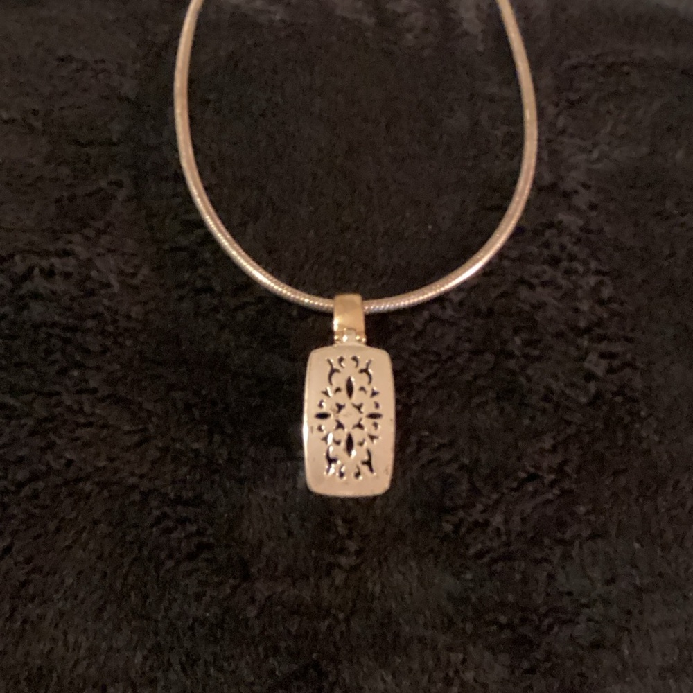 Elegant Gold Pendant Necklace